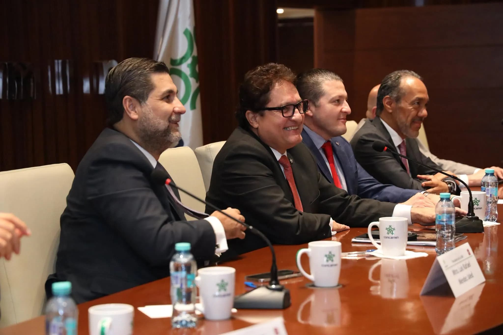 Foto grupal de miembros de CMIC